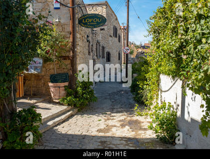 Eine Straße in der Ortschaft Lofou, Zypern. Stockfoto