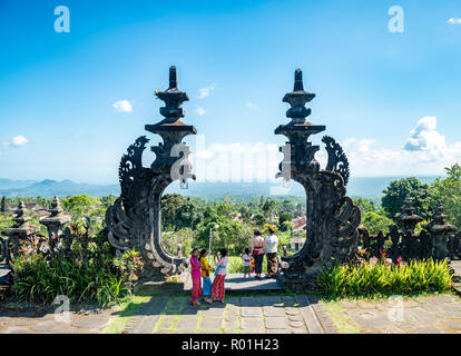 Junge balinesische Frauen am Tor zu einem Tempel, der Mutter Tempel, Besakih Tempel Pura Besakih Penetaran Agung, Bali Hinduismus Stockfoto