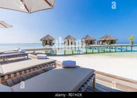 Luxus Water Villas Malediven, tropisches Resort oder Hotel Hintergrund. Exotische Reiseziel und Stockfoto