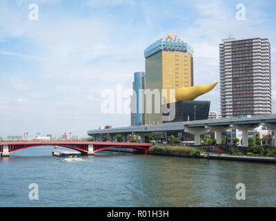 Tokio, Japan. September 12, 2018. Asahi Beer Hall, Gold Gebäude in der Mitte von Tokyo. Blick von Sumida River, Asakusa, Stockfoto