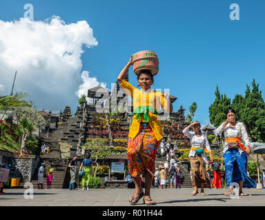 Gläubige Balinesen, Tor, Candi Bentar aufgeteilt Mutter Tempel Besakih, Pura Agung Besakih Penetaran, Banjar Besakih, Bali, Indonesien Stockfoto