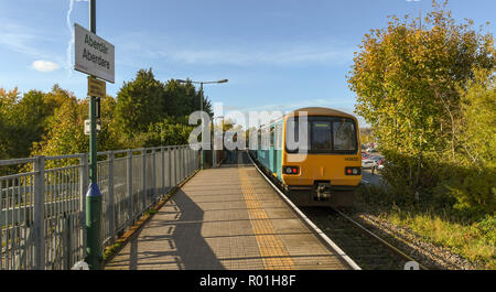 ABERDARE, WALES - Oktober 2018: die S-Bahn an der einzigen Plattform auf dem Bahnhof in Aberdare. Stockfoto