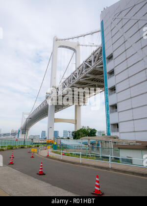 Eingang der Fußgängerzone/Fahrrad Gehweg 'Rainbow Promenade' der Rainbow Bridge. Es ist ein Weg, sie können die Brücke zu Fuß von Shibaura Kreuz O Stockfoto