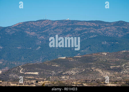 Blick auf den Mount Olympus auch bekannt als Choinistra, der höchste Punkt im Troodos-gebirge, Zypern. Stockfoto