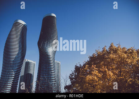 Moderne Türme an einem warmen sonnigen Tag, Mississauga, Kanada Stockfoto