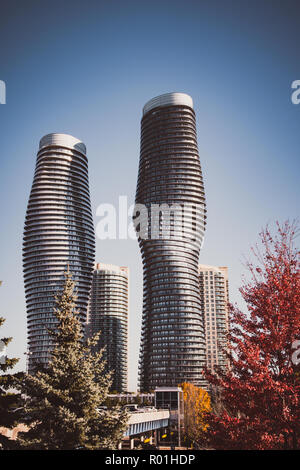 Hohes, modernes, thront auf einem warmen sonnigen Tag, Mississauga, Kanada Stockfoto