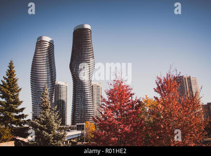 Hohes, modernes, Türme am Horizont, an einem warmen sonnigen Tag, Mississauga, Kanada Stockfoto