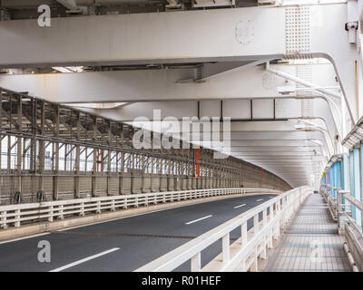 Eingang der Fußgängerzone/Fahrrad Gehweg 'Rainbow Promenade' der Rainbow Bridge. Es ist ein Weg, sie können die Brücke zu Fuß von Shibaura Kreuz O Stockfoto