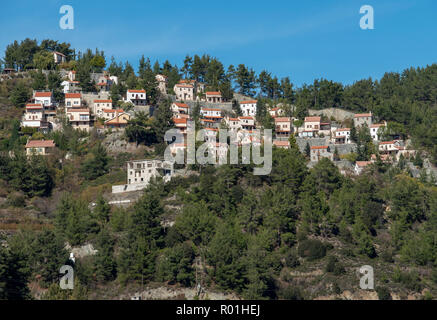 Häuser thront auf einem felsigen Berghang in der Nähe von Amiantos Dorf, Zypern. Stockfoto