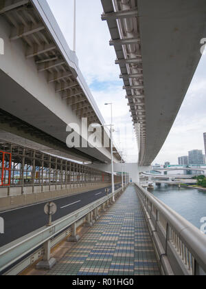 Gehweg 'Rainbow Promenade' der Rainbow Bridge. Es ist ein Weg, sie können die Brücke zu Fuß von Shibaura Kreuz nach Odaiba. Stockfoto