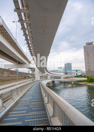 Gehweg 'Rainbow Promenade' der Rainbow Bridge. Es ist ein Weg, sie können die Brücke zu Fuß von Shibaura Kreuz nach Odaiba. Stockfoto