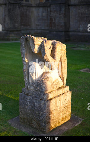 Ein Engel von St. Matthäus Carven auf der Wells Cathedral Nordseite. Das Schnitzen ist ein Symbol für eine der vier Evangelisten. Stockfoto