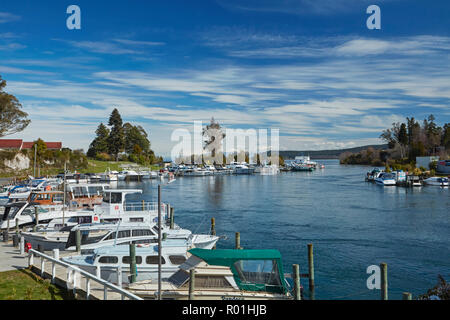 Marina an der Waikato River am Auslass des Lake Taupo, Taupo, Nordinsel, Neuseeland Stockfoto