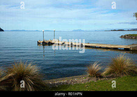 Jetty und Lake Taupo, Braxmere, Tokanuu, in der Nähe von Turangi, North Island, Neuseeland Stockfoto