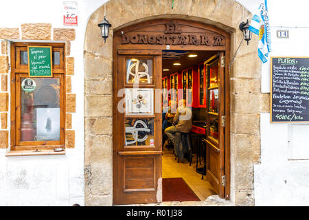 Sitges, Spanien - 1. Oktober 2017: Tapas Bar in der Stadt Sitges ist als die homosexuelle Hauptstadt Europas bekannt. Stockfoto