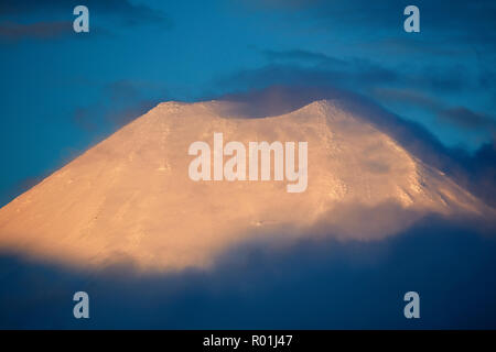 Sonnenuntergang auf Mt Ngauruhoe, Tongariro National Park, Central Plateau, North Island, Neuseeland Stockfoto