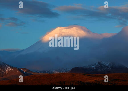 Sonnenuntergang auf Mt Ngauruhoe, Tongariro National Park, Central Plateau, North Island, Neuseeland Stockfoto