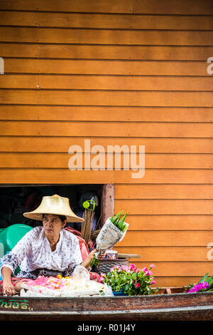 Damnoen Saduak, Thailand - 8. Oktober 2018: Frau Blume Hersteller am schwimmenden Markt. Der Markt ist ein sehr populär Reiseziel. Stockfoto