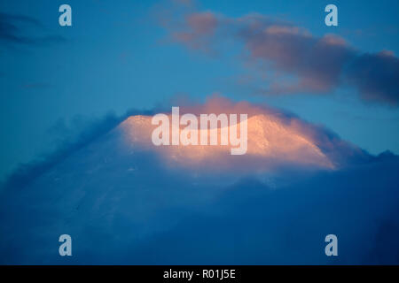 Sonnenuntergang auf Mt Ngauruhoe, Tongariro National Park, Central Plateau, North Island, Neuseeland Stockfoto