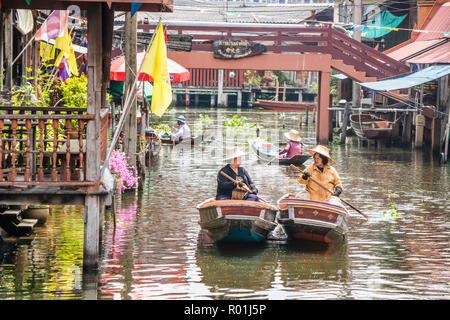 Damnoen Saduak, Thailand - 8. Oktober 2018: Anbieter in Boote am schwimmenden Markt. Der Markt ist ein sehr populär Reiseziel. Stockfoto