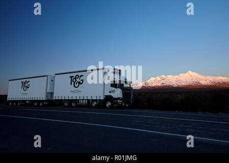 Lkw- und frühen Licht auf Mt Ruapehu, Tongariro National Park, Central Plateau, North Island, Neuseeland Stockfoto