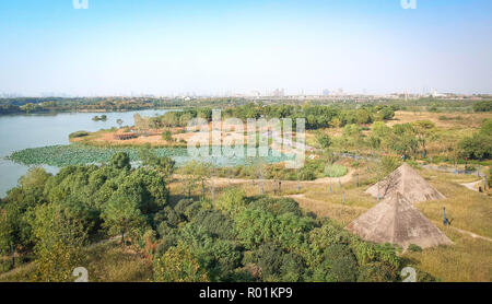 WUHAN, China - September 08, 2018: Wan-li Park in Wuhan Hupei Province, China (insbesondere Name). Es ist neue Park für Ruhe hier aussehen wie Pyramide Egy Stockfoto