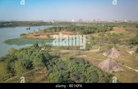 WUHAN, China - September 08, 2018: Wan-li Park in Wuhan Hupei Province, China (insbesondere Name). Es ist neue Park für Ruhe. Hier sehen Sie wie Pyramide von z. B. Stockfoto