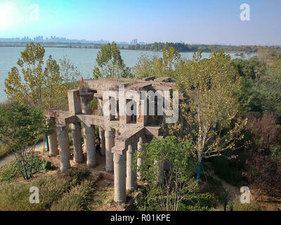 WUHAN, China - September 08, 2018: Wan-li Park in Wuhan Hupei Province, China (insbesondere Name). Es ist neue Park für Ruhe. Hier sehen Sie wie Pyramide von z. B. Stockfoto