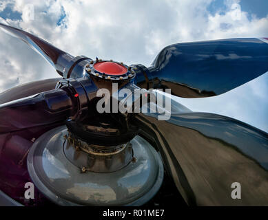 Propeller mit vier Klingen. Low Angle View. Stockfoto