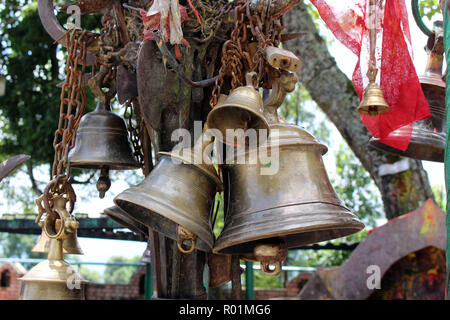 Übersetzung: Die Glocken und Material bei Kali hinduistische Tempel auf der Spitze des Hügels in Dhulikhel. In Nepal, August 2018. Stockfoto