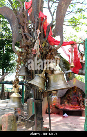 Übersetzung: Die Glocken und Material bei Kali hinduistische Tempel auf der Spitze des Hügels in Dhulikhel. In Nepal, August 2018. Stockfoto