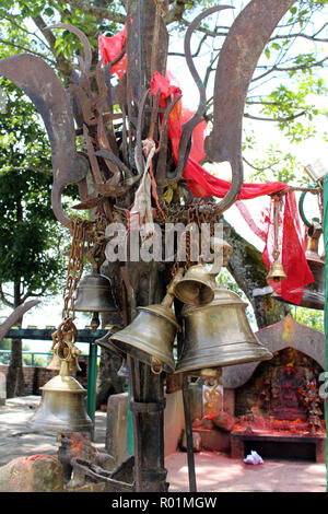 Übersetzung: Die Glocken und Material bei Kali hinduistische Tempel auf der Spitze des Hügels in Dhulikhel. In Nepal, August 2018. Stockfoto