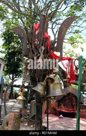 Übersetzung: Die Glocken und Material bei Kali hinduistische Tempel auf der Spitze des Hügels in Dhulikhel. In Nepal, August 2018. Stockfoto