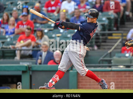 Mai 04, 2018: Boston Red Sox linken Feldspieler Andrew Benintendi#16 während ein MLB Spiel zwischen den Boston Red Sox und die Texas Rangers bei Globe Life Park in Arlington, TX Boston besiegte Texas 5-1 Albert Pena/CSM Stockfoto