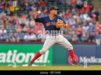 Mai 04, 2018: Boston Red Sox shortstop Xander Bogaerts #2 während einer MLB Spiel zwischen den Boston Red Sox und die Texas Rangers bei Globe Life Park in Arlington, TX Boston besiegte Texas 5-1 Albert Pena/CSM Stockfoto