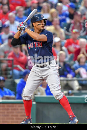 Mai 04, 2018: Boston Red Sox shortstop Xander Bogaerts #2 während einer MLB Spiel zwischen den Boston Red Sox und die Texas Rangers bei Globe Life Park in Arlington, TX Boston besiegte Texas 5-1 Albert Pena/CSM Stockfoto