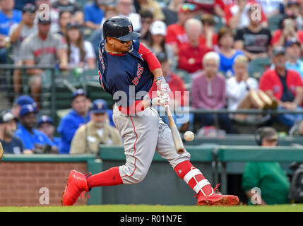 Mai 04, 2018: Boston Red Sox rechter Feldspieler Mookie Betts #50 während ein MLB Spiel zwischen den Boston Red Sox und die Texas Rangers bei Globe Life Park in Arlington, TX Boston besiegte Texas 5-1 Albert Pena/CSM Stockfoto