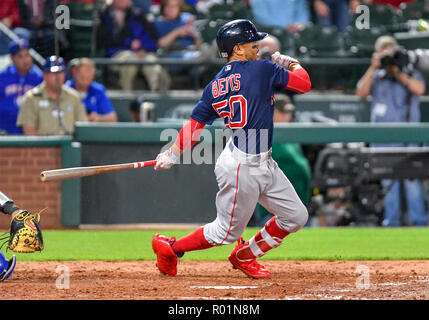 Mai 04, 2018: Boston Red Sox rechter Feldspieler Mookie Betts #50 während ein MLB Spiel zwischen den Boston Red Sox und die Texas Rangers bei Globe Life Park in Arlington, TX Boston besiegte Texas 5-1 Albert Pena/CSM Stockfoto