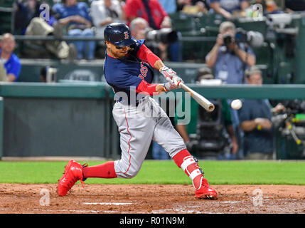 Mai 04, 2018: Boston Red Sox rechter Feldspieler Mookie Betts #50 während ein MLB Spiel zwischen den Boston Red Sox und die Texas Rangers bei Globe Life Park in Arlington, TX Boston besiegte Texas 5-1 Albert Pena/CSM Stockfoto