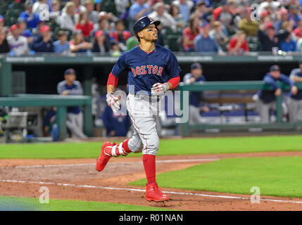 Mai 04, 2018: Boston Red Sox rechter Feldspieler Mookie Betts #50 während ein MLB Spiel zwischen den Boston Red Sox und die Texas Rangers bei Globe Life Park in Arlington, TX Boston besiegte Texas 5-1 Albert Pena/CSM Stockfoto