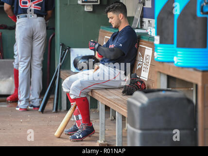 Mai 04, 2018: Boston Red Sox linken Feldspieler Andrew Benintendi#16 während ein MLB Spiel zwischen den Boston Red Sox und die Texas Rangers bei Globe Life Park in Arlington, TX Boston besiegte Texas 5-1 Albert Pena/CSM Stockfoto