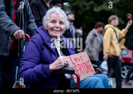 Pittsburgh, PA, USA. 30 Okt, 2018. Alte Frau im Rollstuhl gesehen mit einem Plakat liest'' alle Lieben''. Tausende von Menschen in einem März in Pittsburgh zu Respekt für die Opfer, die ihr Leben in den Bäumen des Lebens Schießen verloren zu zahlen hat. Credit: Aaron Jackendoff/SOPA Images/ZUMA Draht/Alamy leben Nachrichten Stockfoto