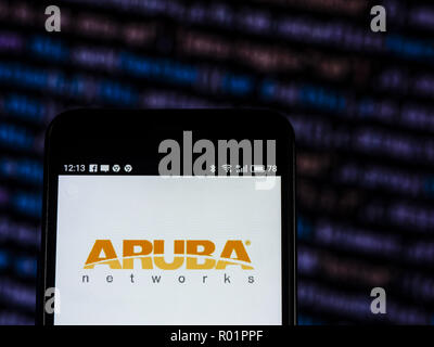 Kiew, Ukraine. 31 Okt, 2018. Aruba Networks Tochtergesellschaft Logo auf dem Smartphone angezeigt. Aruba Networks, ehemals Aruba Wireless Networks bekannt, ist ein in Santa Clara, Kalifornien-basierte drahtlose Netzwerke Tochtergesellschaft von Hewlett-Packard. Quelle: Igor Golovniov/SOPA Images/ZUMA Draht/Alamy leben Nachrichten Stockfoto