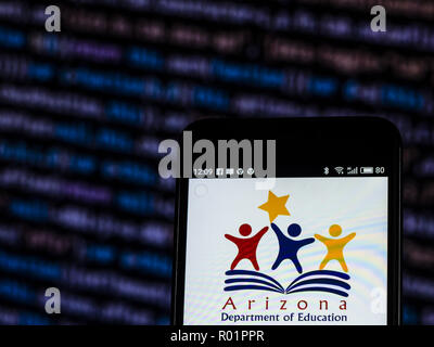 Kiew, Ukraine. 31 Okt, 2018. Arizona Department für Bildung Staatliche Agentur Logo auf Smart Phone gesehen angezeigt. Arizona Abteilung Bildung ist eine der Arizona State Agency Überwachung der öffentlichen Bildung. Es ist in 1535 West Jefferson Street in der Innenstadt von Phoenix, Arizona, Usa. Die Ratifizierung der Verfassung erstellt das Arizona Arizona Abteilung der öffentlichen Bildung. Quelle: Igor Golovniov/SOPA Images/ZUMA Draht/Alamy leben Nachrichten Stockfoto