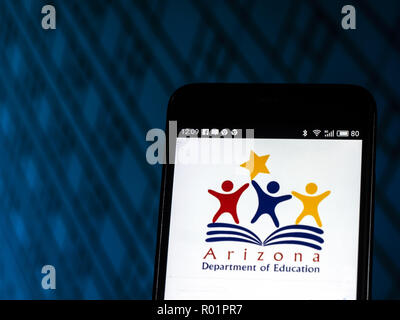 Kiew, Ukraine. 31 Okt, 2018. Arizona Department für Bildung Staatliche Agentur Logo auf Smart Phone gesehen angezeigt. Arizona Abteilung Bildung ist eine der Arizona State Agency Überwachung der öffentlichen Bildung. Es ist in 1535 West Jefferson Street in der Innenstadt von Phoenix, Arizona, Usa. Die Ratifizierung der Verfassung erstellt das Arizona Arizona Abteilung der öffentlichen Bildung. Quelle: Igor Golovniov/SOPA Images/ZUMA Draht/Alamy leben Nachrichten Stockfoto