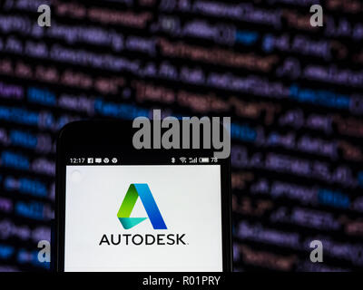 Kiew, Ukraine. 31 Okt, 2018. Autodesk Software Firmenlogo auf dem Smartphone angezeigt. Autodesk, Inc. ist eine US-amerikanische multinationale Software Corporation, die Software für die Architektur, Engineering, Konstruktion, Fertigung, Medien- und Unterhaltungsbranche. Quelle: Igor Golovniov/SOPA Images/ZUMA Draht/Alamy leben Nachrichten Stockfoto