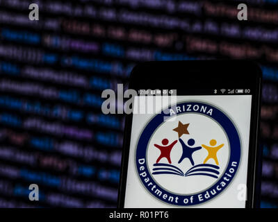 Kiew, Ukraine. 31 Okt, 2018. Arizona Department für Bildung Staatliche Agentur Logo auf Smart Phone gesehen angezeigt. Arizona Abteilung Bildung ist eine der Arizona State Agency Überwachung der öffentlichen Bildung. Es ist in 1535 West Jefferson Street in der Innenstadt von Phoenix, Arizona, Usa. Die Ratifizierung der Verfassung erstellt das Arizona Arizona Abteilung der öffentlichen Bildung. Quelle: Igor Golovniov/SOPA Images/ZUMA Draht/Alamy leben Nachrichten Stockfoto
