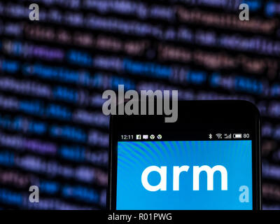 Kiew, Ukraine. 31 Okt, 2018. Arm Holdings Semiconductor Company Logo auf dem Smartphone angezeigt. Arm Holdings ist eine britische multinationale Halbleiter und Software Design Company, die durch weich Bank Gruppe und ihre Vision Fonds gehört. Quelle: Igor Golovniov/SOPA Images/ZUMA Draht/Alamy leben Nachrichten Stockfoto