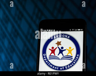 Kiew, Ukraine. 31 Okt, 2018. Arizona Department für Bildung Staatliche Agentur Logo auf Smart Phone gesehen angezeigt. Arizona Abteilung Bildung ist eine der Arizona State Agency Überwachung der öffentlichen Bildung. Es ist in 1535 West Jefferson Street in der Innenstadt von Phoenix, Arizona, Usa. Die Ratifizierung der Verfassung erstellt das Arizona Arizona Abteilung der öffentlichen Bildung. Quelle: Igor Golovniov/SOPA Images/ZUMA Draht/Alamy leben Nachrichten Stockfoto