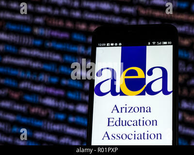 Kiew, Ukraine. 31 Okt, 2018. Arizona Education Association Logo auf dem Smartphone angezeigt. Quelle: Igor Golovniov/SOPA Images/ZUMA Draht/Alamy leben Nachrichten Stockfoto